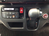 オートマチックシフトレバーは、手になじみ操作しやすい形状で安全運転にもつながります♪