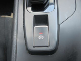 電動パーキングブレーキ&オートブレーキホールド。信号待ち等の停車時に自動的にブレーキ力が保持される機能です。パーキングブレーキはPスイッチを引き上げる事で作動します。