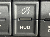 【ヘッドアップディスプレイ(HUD)】フロントウインドウガラスに走行情報を投影します。運転中の目線と重なるように表示されるので、少ない視線移動で速度が確認できるので、 ドライビングに集中できます!