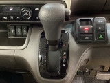 CVT車のセレクトレバーです。低速から高速まで、変速ショックのないスムーズな走りと、エンジン効率のよい領域を維持して燃費にも貢献します。