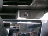 運転席と助手席の間に充電専用USB端子があります。