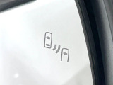 【ブラインドスポットモニター】走行中、ドアミラーの死角になりやすい箇所に後続車が接近するとサイドミラーのレンズに警告を表示!ドライバーに注意喚起をしてくれます。