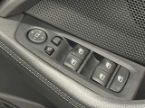 ドアミラー調整とパワーウインドウスイッチは操作し易い位置に装備されております