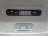 前席と後席で別々の温度の設定ができ、設定した温度を自動制御するオ-トデュアルエアコン。お問い合わせは03-5672-1023へ