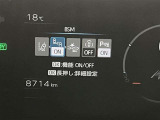 【ブラインドスポットモニター】後側方から接近する車両を検知。 衝突の危険があると判断した場合、ドアミラー表示や警報音でドライバーに注意を促します。
