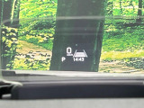 【ヘッドアップディスプレイ】現在の速度や走行情報をデジタル表示で運転席前方のガラスに投影!運転中、目線をずらさず必要な情報を確認できるのでとっても便利で安心!