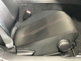 運転席は座面の上下調整ができ適切なドライビングポジションで運転できますよ♪