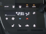 オートエアコンですので、車内を快適な空間に出来ます♪   操作はタッチパネル式ですので爪の長い方でも安心して操作して頂けます!