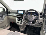 運転席まわりです。 各操作スイッチは使いやすい位置に配置されてます。