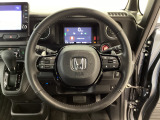 運転にかかわる様々な操作を安全に行えるように視点移動が少なく操作性に配慮されたスイッチ類が凝縮されたコクピットです。