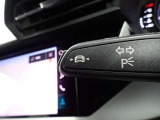 居眠り運転やわき見運転など、万が一車両が道路白線をはみだしそうになると、車がハンドルを自動修正してくれるアウディレーンアシストが装備されております。