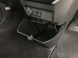 運転席中央部の大きめな小物入れです。