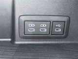 充電用USB端子付き。スマートフォンなどの充電に便利です。