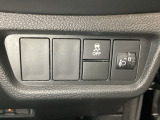 ハンドルの右側にはヘットライトリベライザーとVSA(ABS+TCS+横滑り抑制)の解除スイッチがついています。ヘッドライトリベライザーは道路状況や積荷の加重に応じてライトの高さを調節できます。