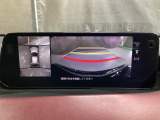 狭い場所での駐車やすれ違いなどでより的確な運転操作に役立つ360&deg;ビューモニターが装備されています。