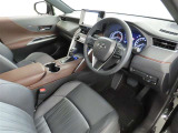 高級感のある美しいインテリアデザインの運転席です。