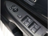ドア内側、手の届きやすい位置にドアガラスの開閉スイッチ(パワーウインドウ)があります。運転席にはいたずら防止のためのロック付!