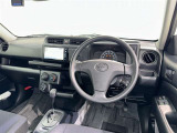 運転席まわりです。 各操作スイッチは使いやすい位置に配置されてます。