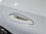 【デザインとの融合】BMWデザイナーが創り出したボディデザインを損なう事のない様に配置とデザインに拘っています。ドアノブについてもBMWの拘りに妥協はありません。