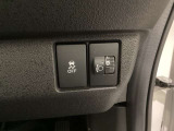 ハンドルの右側にはヘットライトリベライザーとVSA(ABS+TCS+横滑り抑制)の解除スイッチがついています。ヘッドライトリベライザーは道路状況や積荷の加重に応じてライトの高さを調節できます。