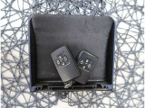 【スマートキー】キーをバッグやポケットに入れたままでもドアロックの開閉が出来るほか、エンジンキーを挿さなくてもエンジンスタートストップが出来ます。