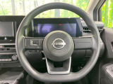 インテリアに合わせたデザインのステアリングは、運転される方のことも考え、運転しやすい形状、大きさです。是非一度、実際に触ってお確かめください。