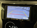 リバースギアに入れるだけで後方の表示へ切り替わります。夜間や雨の日の駐車も楽になりますよ。