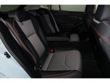 リアシートのセンターアムレストには2つのカップフォルダーつきで、車内全員がゆったりお過ごしいただけます!!