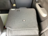 リアシートは簡単に倒すことができるので、ラゲッジルームも広がります。