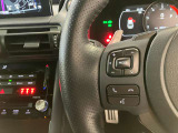 オーディオや運転支援機能などを手元で操作できるステアリングスイッチ。操作時の視線移動が少なく、安全にも貢献します。