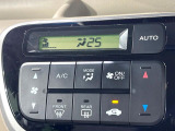 【オートエアコン】一度お好みの温度に設定すれば、車内の温度を検知し風量や温度を自動で調整。暑い&hellip;寒い&hellip;と何度もスイッチ操作をする必要はありません。快適な車内空間には必須の機能ですね♪