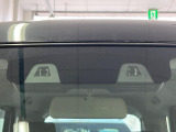 【衝突軽減装置】走行中に前方の車両等を認識し、衝突しそうな時は警報とブレーキで衝突回避と被害軽減をアシスト。より安全にドライブをお楽しみいただけます。
