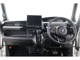 操作性に優れた運転席となります!小物入れや各ボタンの配置にこだわり、使いやすいです!座り心地もよく視認性も良好なのでロングドライブもお任せ下さい!