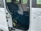 後席シートを跳ね上げれば背の高い荷物もらくらく!!
