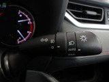 オートライト機能装備です!車外の明るさに応じて、自動的にライトの点灯・消灯をしてくれます♪