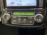 「AUTO」スイッチで車内の温度を一定に保ってくれるオートエアコン。快適装備の代名詞。もちろんマニュアル操作も可能ですよ。
