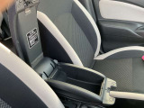 運転席と助手席の間に小物入れ付きのひじ掛けが付いていますので運転中はとても役立ちますね。