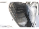 後席シートは分割可倒式。乗せる荷物や乗車人数に合わせて片側ずつ倒すことが出来ます。