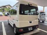 後ろ姿とサイドのバランスが分かる一枚。テール周りの印象や角の状態、荷室のイメージも掴めます。