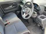 運転席のひじ掛けは安心して肘を預けることができ、運転中の緊張を和らげます。