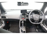 操作性に優れた運転席となります!小物入れや各ボタンの配置にこだわり、使いやすいです!座り心地もよく視認性も良好なのでロングドライブもお任せ下さい!
