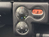オートエアコンは温度を設定するだけで、自動で風量などを設定してくれます。運転しながら操作も必要ないので、安全性も向上します。