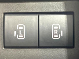 【両側パワースライドドア】スマートキーや運転席のスイッチで後席両側スライドドアの開閉が可能♪電動だから力を入れてドアを開ける必要が無く、小さなお子様でも簡単に開け閉めでき快適です♪