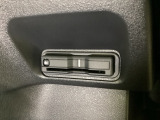 ハンドルの左下にETCがついています。高速道路の料金所の通過も楽々です。カードの取り出しもしやすい場所についています。