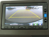 リアワイドカメラシステム!従来の視野に加えて、後方側方を約180&deg;まで見えるワイドビューと、後方を真上から見たような視野で駐車時などに便利なトップダウンビューの3つの視野があります!