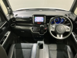 使いやすいレイアウトのダッシュボード周辺です。オートエアコンや小物入れなど嬉しい装備が満載です。