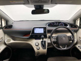 シンプルながら機能性あふれる運転席廻りです。視界性もよく、運転しやすいですよ。