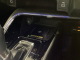 ワイヤレス充電器搭載でスマートフォンを置くだけで充電可能。ケーブルをつなぐ煩わしさがありません。