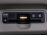 装備されているビルトインタイプのホンダ純正ETC車載器です。セットアップしてからご納車致します。ETCカードを差し込めば高速道路の出入り口ゲートを楽々通過出来ます。