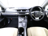 上質で落ち着いた印象のインパネ。視界も広々で運転しやすいです。